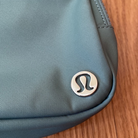 ❤️ Lululemon Large Everywhere Bag 2L in Tidewater Teal NWT - Picture 2 of 7